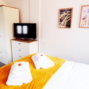 Modern, Well Located En-Suite Rooms With Parking - Orbitat Accommodations